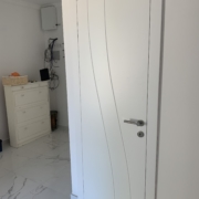 modern,festett ajtó síkban záródó,festett ajtó