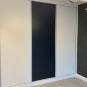 festett,tolóajtós szekrény